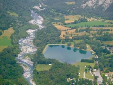 Et au fond coule une riviere