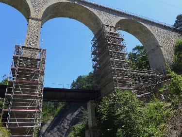 Echafaudages sur le pont de Parassat
