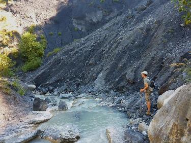 Au fond, dans l&apos;ombre