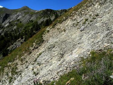 Traversée d'une pente schisteuse