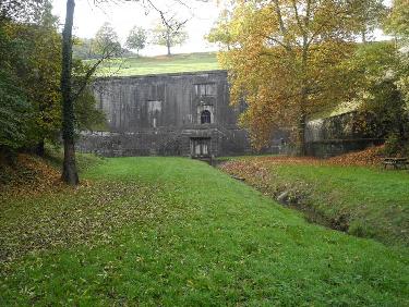 Mur de la digue depuis l'aval