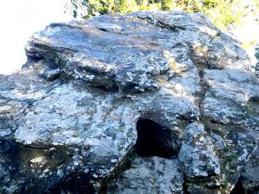 Et bien sÃ»r la Pierre qui Chante...(les 2 yeux, le nez, la bouche ouverte !)