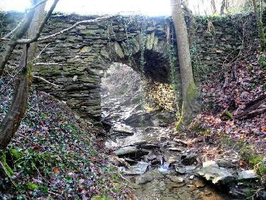 Le magnifique vieux pont sur la Balasserie