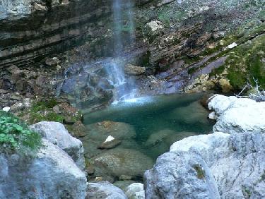 Au pied de la grande cascade