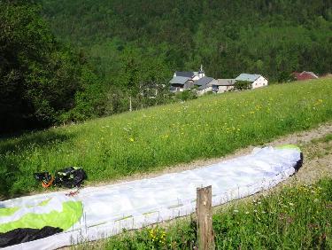 attéro juste au dessus de la caisse 