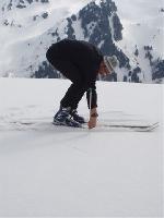 Richard sondant le stock de neige