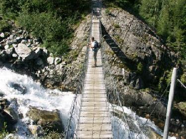 Passerelle sous le glacier