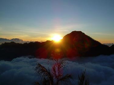 Couche de soleil sur l&apos;anneau du Gunung Rinjani