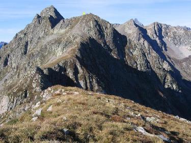 Sur la crête de rochers Motas