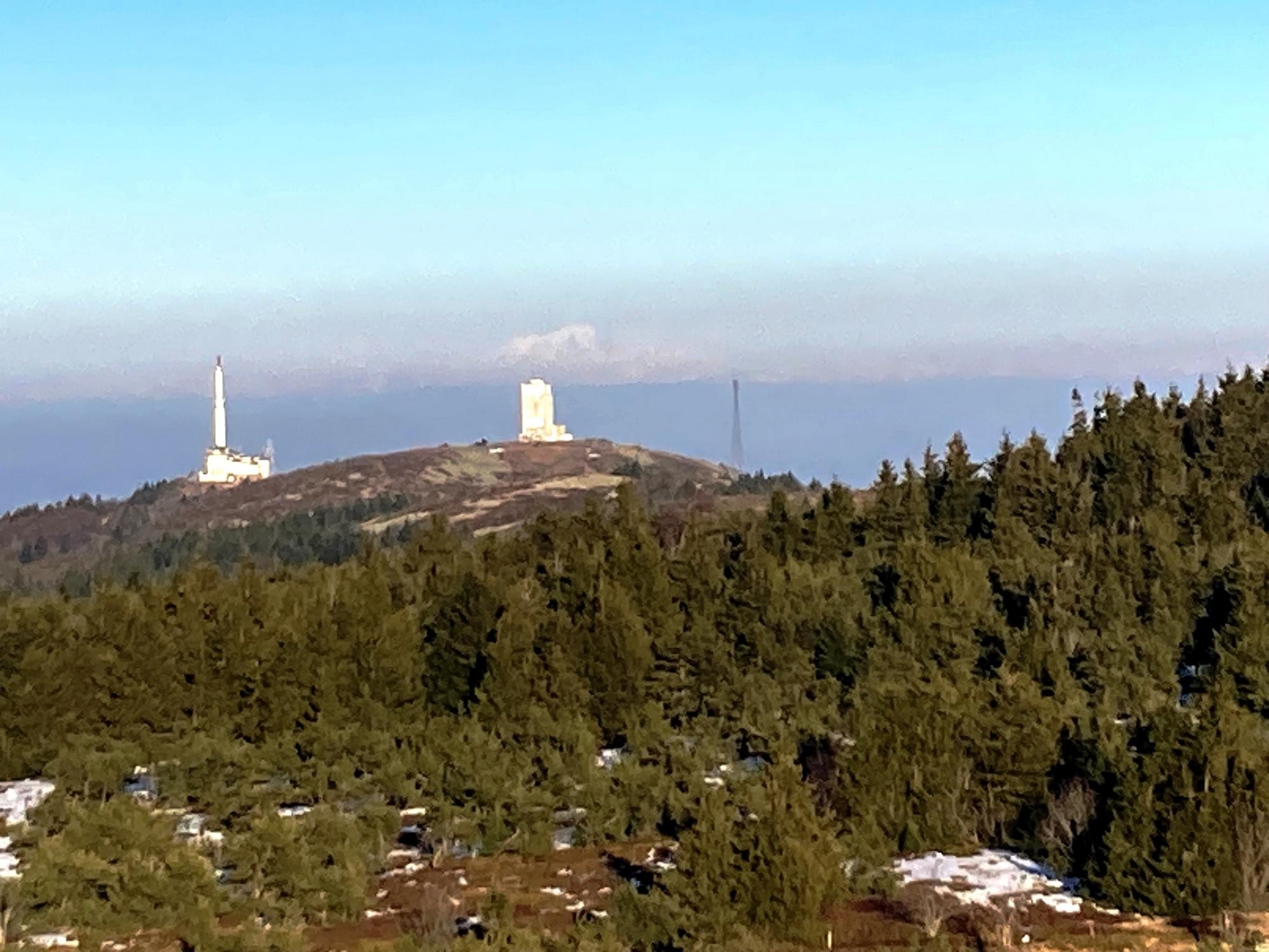 Du sommet, crêts de l'Oeillon, de Botte... et Mont Blanc derrière !