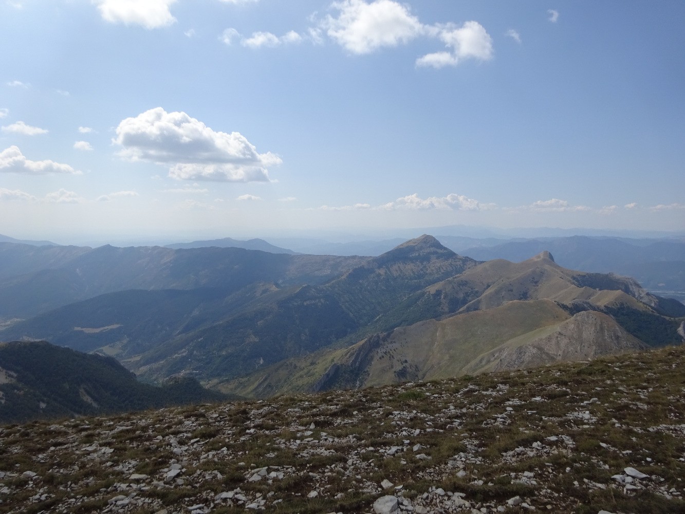 Sommet de Couard, avec Ã  sa gauche la barre des Dourbes et Ã  sa droite le sommet de Cucuyon