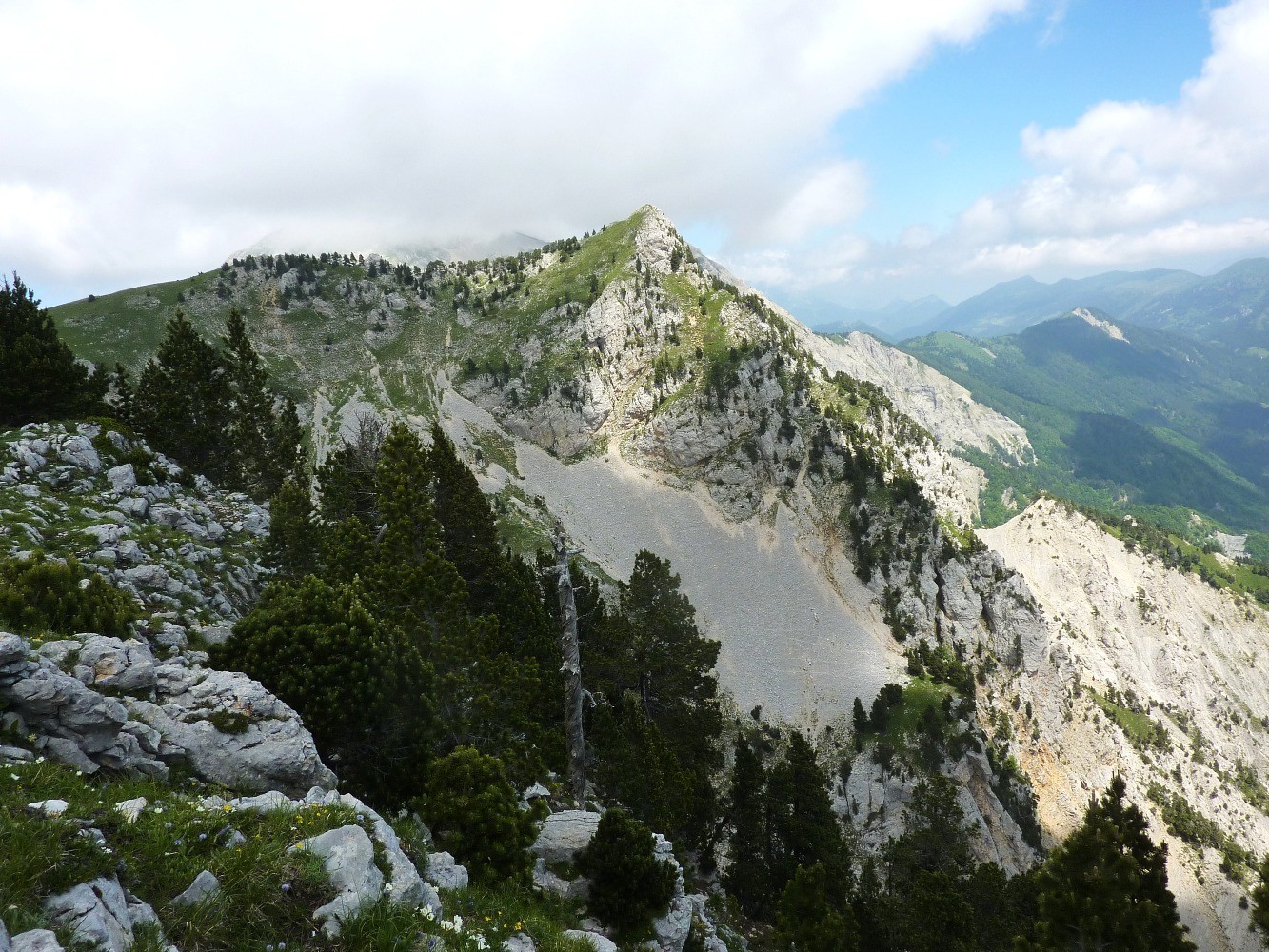 Sommet de Peyre-Rouge, vu depuis le rocher des Parquets