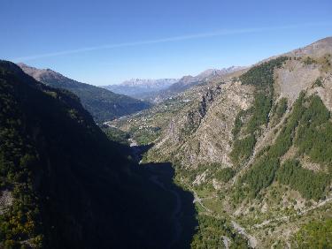 Vers le bas de la vallÃ©e, et au fond le DÃ©voluy
