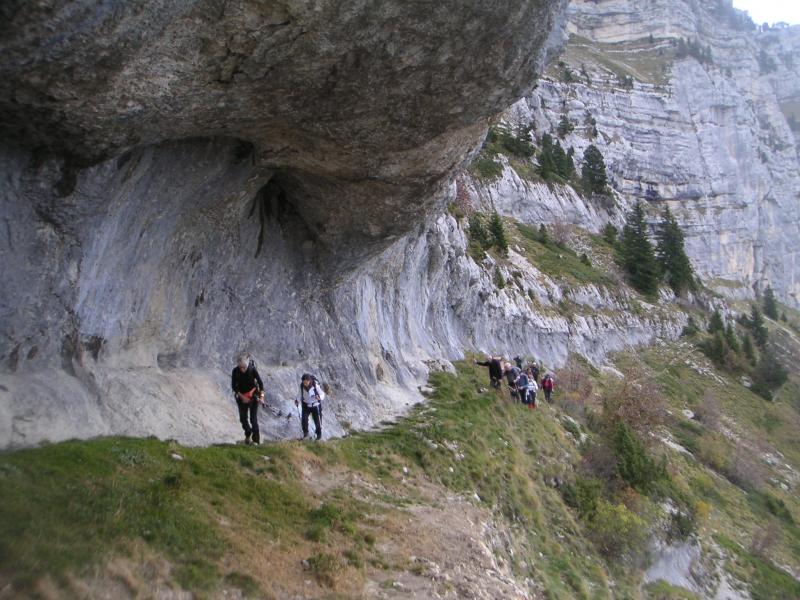 sous la falaise