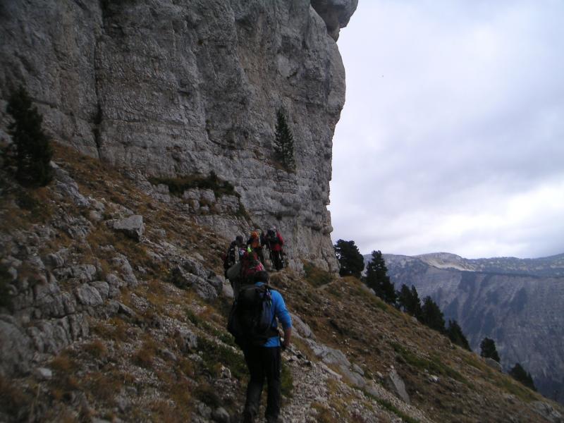 sous la falaise