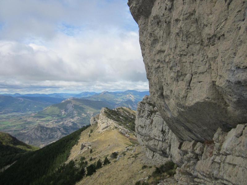 sous la falaise