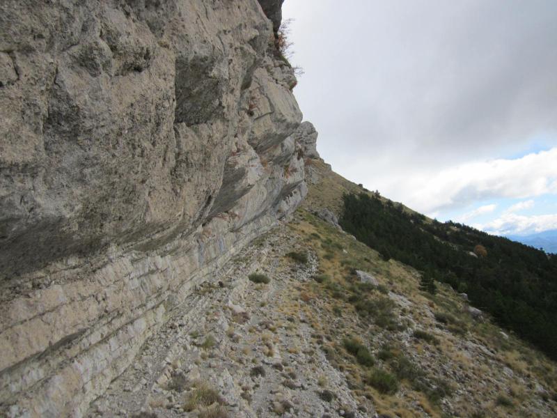 sous la falaise