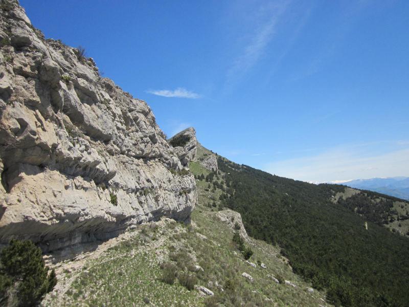 sous la falaise