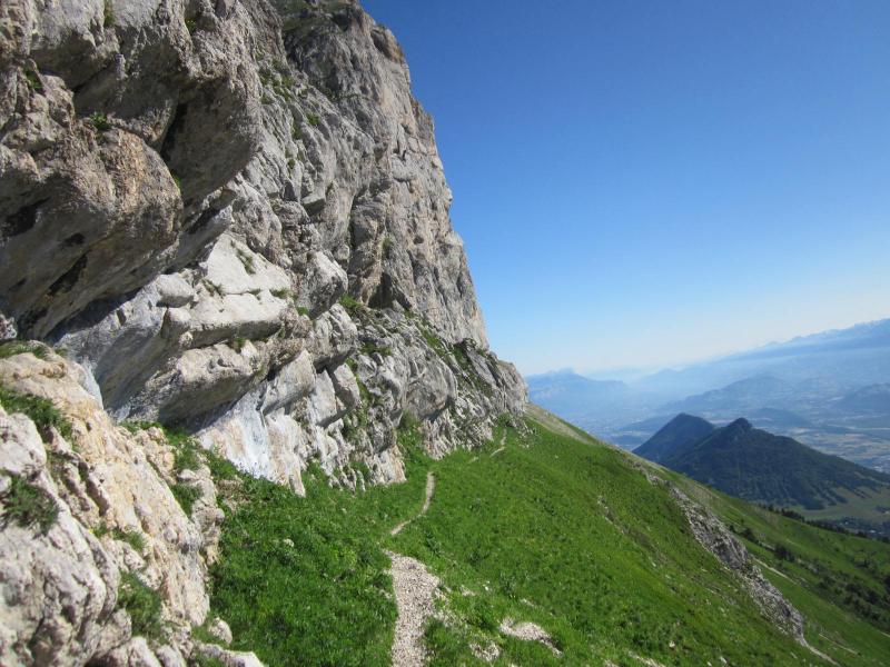 sous la falaise