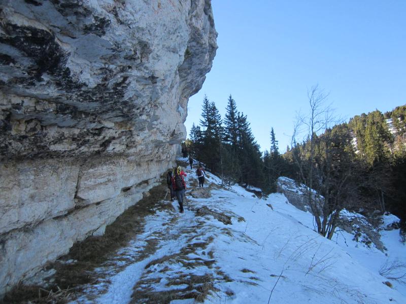 sous la falaise