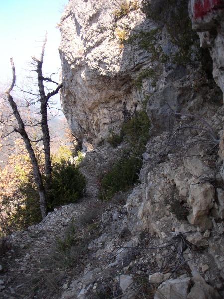 sous un bout de falaise