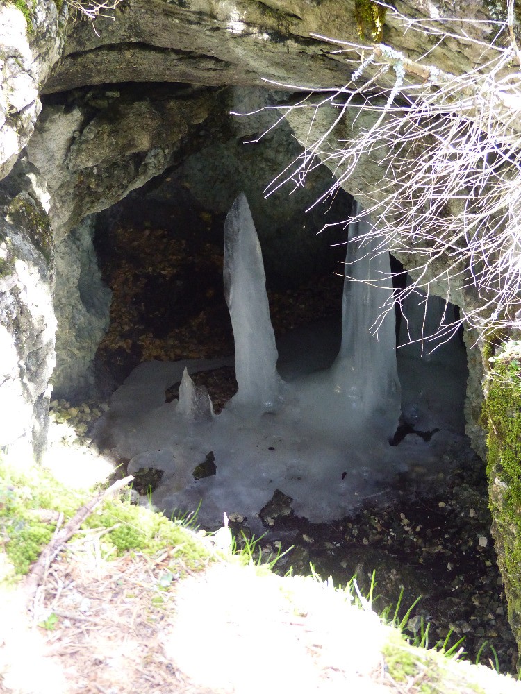 Stalagmites de glace dans un gouffre  (traversÃ©e des Clapiers)