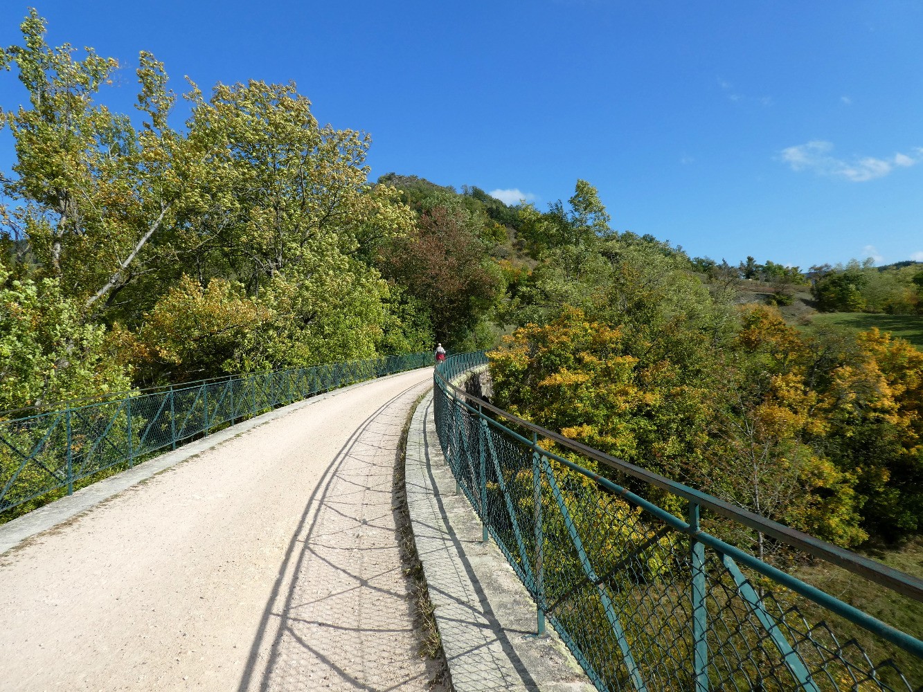Sur le viaduc du chemin de fer de la Galoche