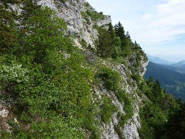Sur ce promontoire, les 2 barres de falaise se voient bien