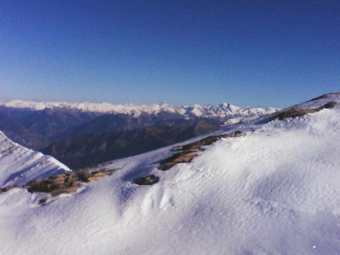 sur la crÃªte sommitale nord-ouest : vue vers le viso ( vers le milieu photo) et les pics de la font-sancte , vers la droite