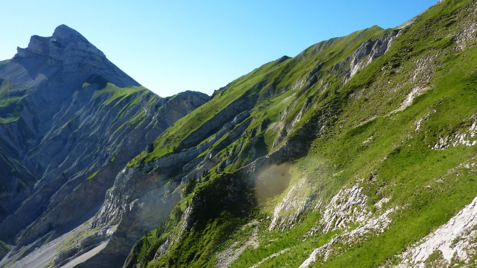 Sur la gauche, l'ensemble des pentes du versant est magnifique