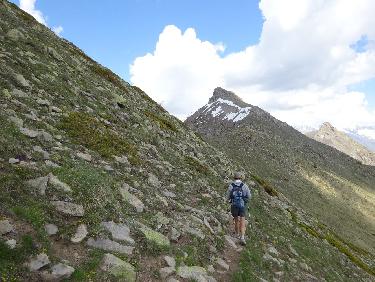 Sur la sente menant au col Ã  2315m, avec en face la pointe de la Prouveyrat et Ã  droite celle de la Pousterle