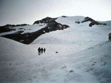 Sur le glacier, le Felikjoch en vue (Ã  droite)