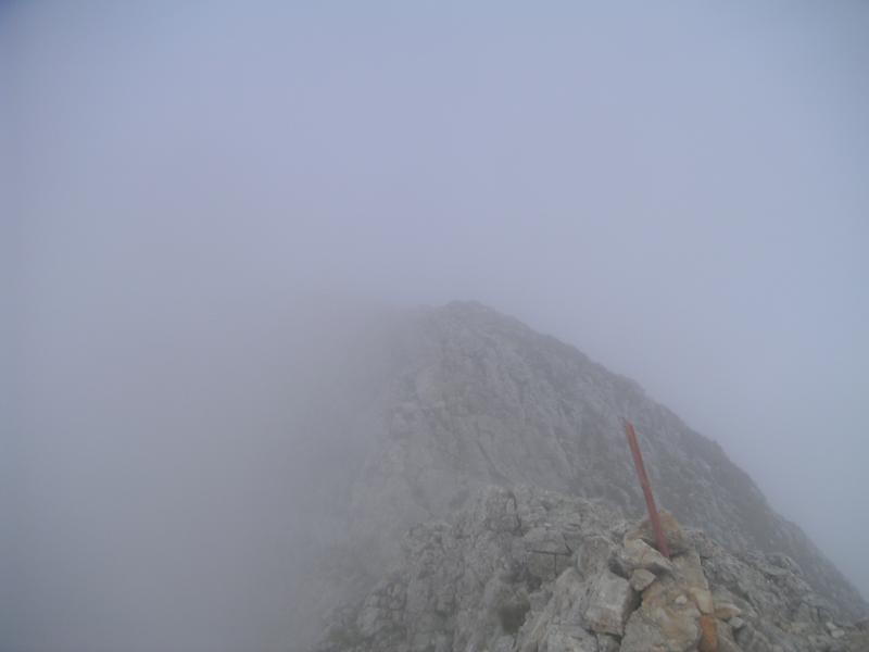 sur l'arête sommitale
