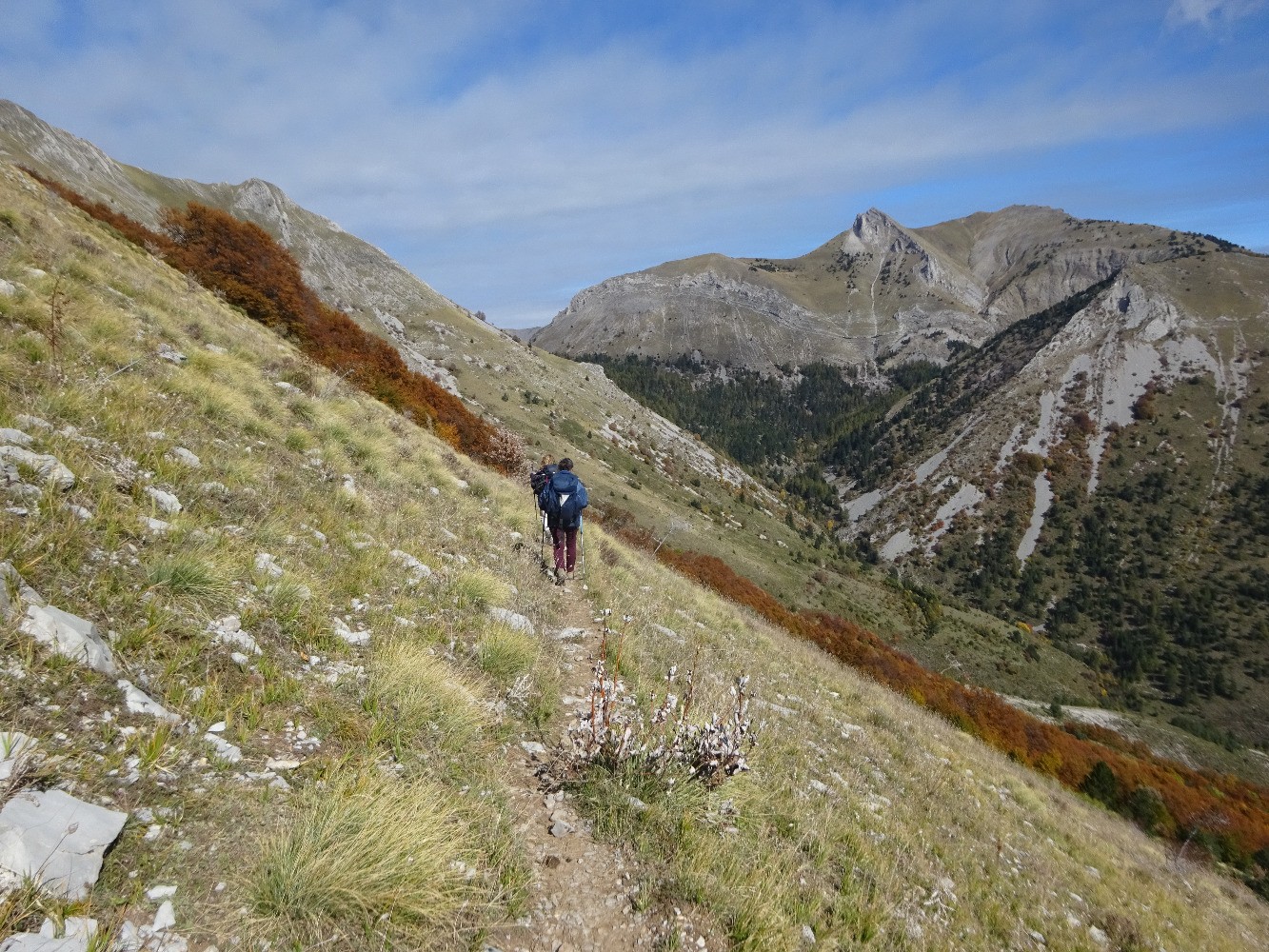 Sur le sentier du tour du Puy de Rabou