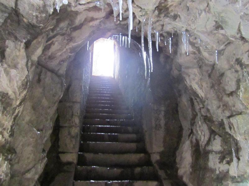 Tunnel, marches verglacées et stalagtites!