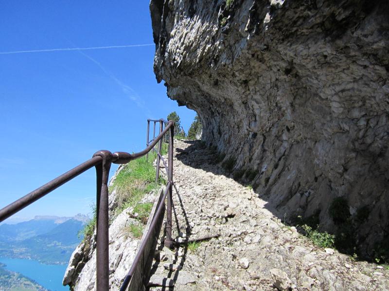 taillé dans la falaise et sécurisé
