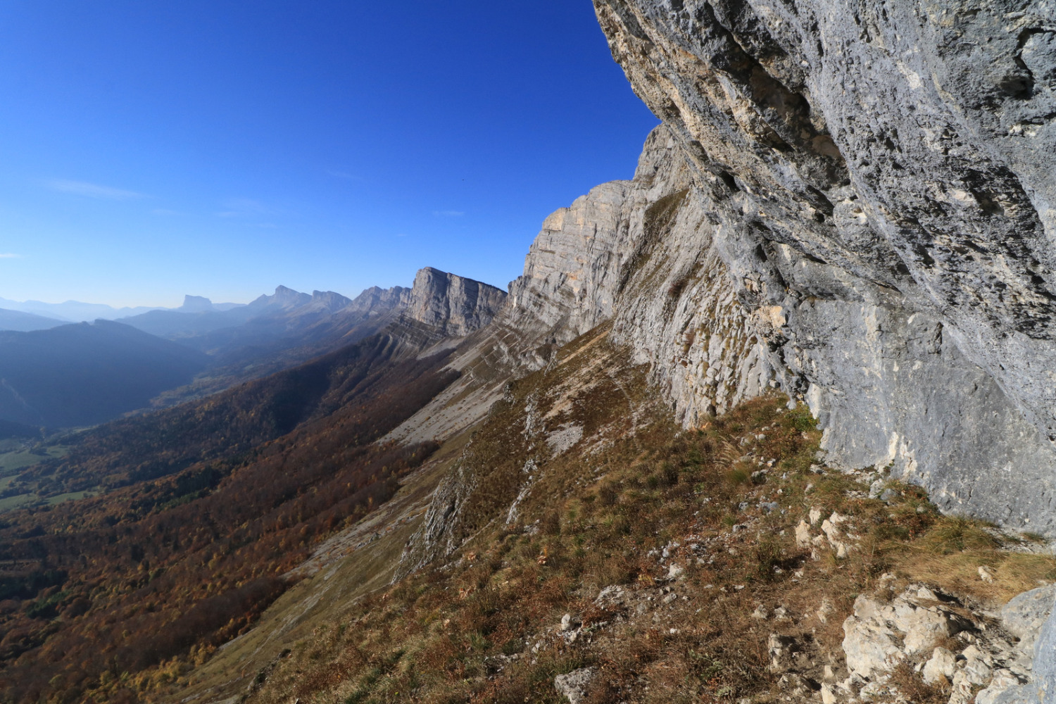 La vire depuis le mur des Sarrasins en direction du Goulot
