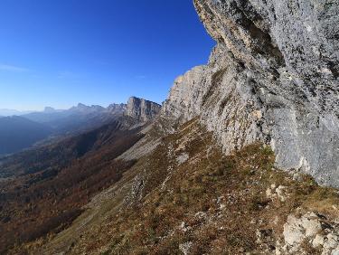 La vire depuis le mur des Sarrasins en direction du Goulot