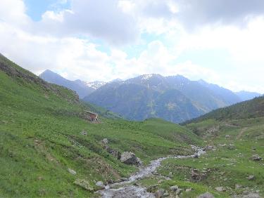 Torrent de la Gorge et nouvelle cabane du Vallon. La pointe de la DiablÃ©e est au fond Ã  gauche.