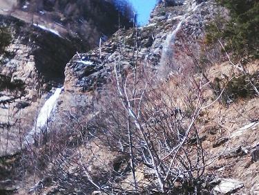 torrent du Distroit et cascade de la petite Pisse ; les avalanches dÃ©bordent de la vire