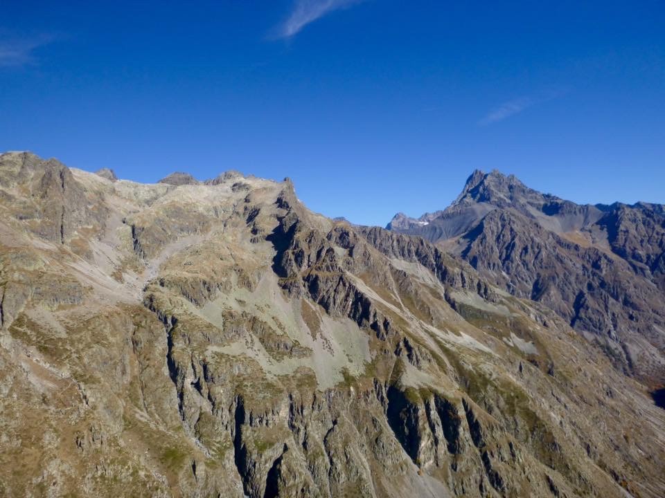 Ã€ gauche le Pic de PariÃ¨re et les lacs de Crupillouses 