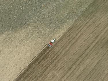 Tracteur au champs Ã  Saint Jean de la Porte