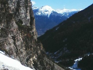 traversÃ©e d&apos;avalanches au dessus de la falaise infÃ©rieure