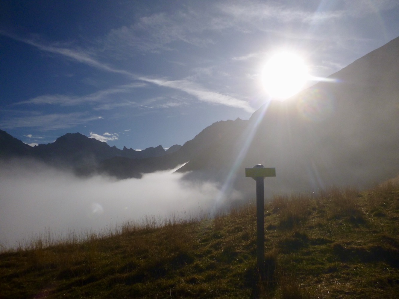 Au dessus de la mer de nuages le soleil brille sans partage 