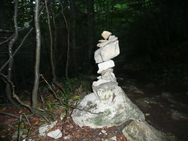 Un cairn fragile et gracieux sur le sentier nord