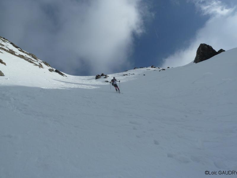 Un homme descend l'Homme