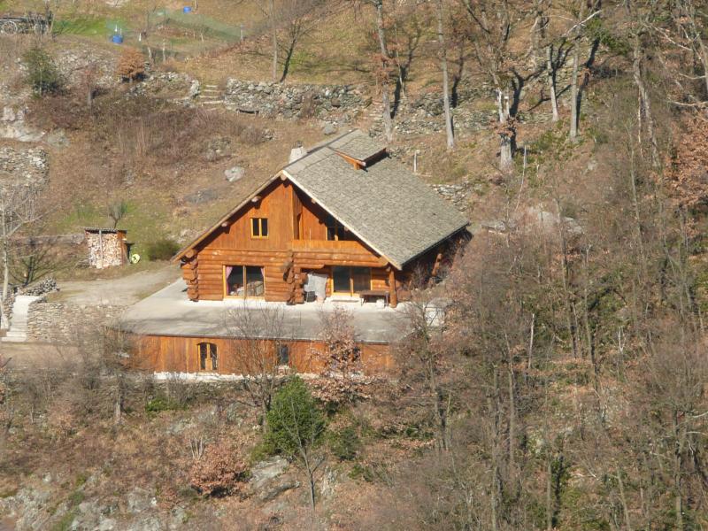 Un joli chalet en rondin avec toit en ancelles