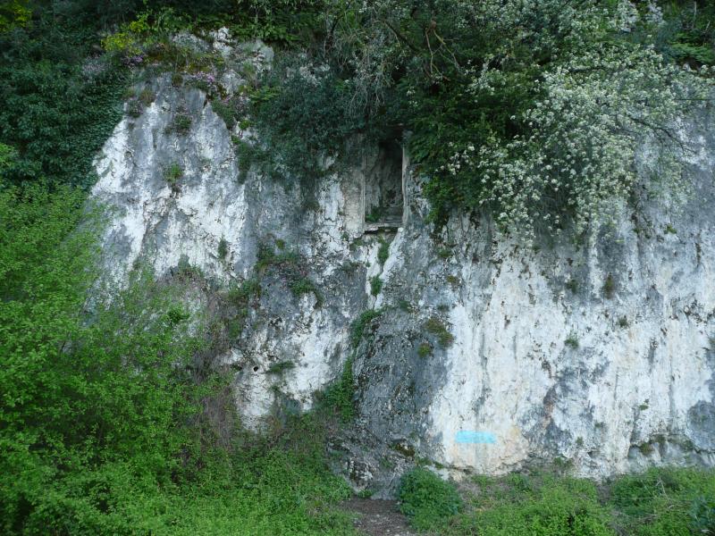 Une Porte dans la falaise ?