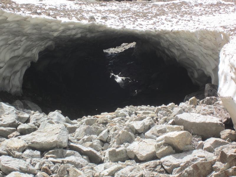 Une grotte à explorer, un volontaire??