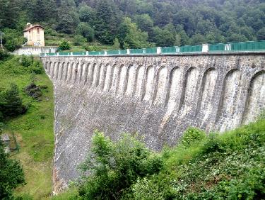 Un cordiste au barrage de l&apos;Ondenon